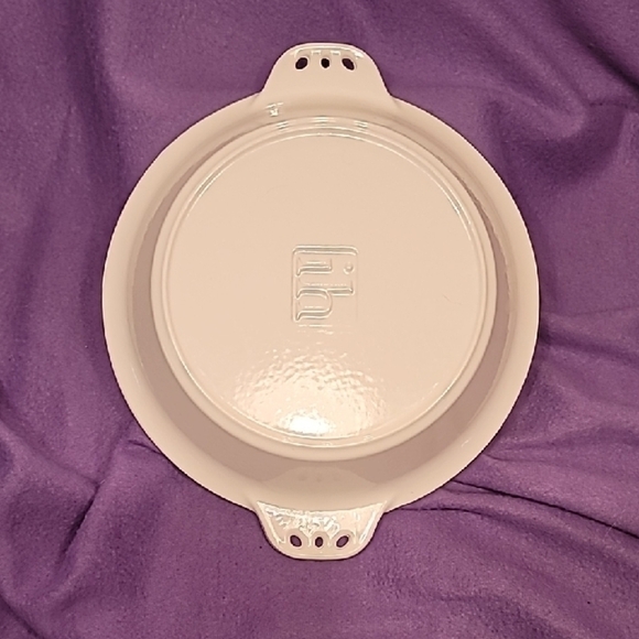 0704. Inspired Home ~ White Baked Enamel and Black Scalloped Pie/Quiche Dish ~ - Picture 8 of 8